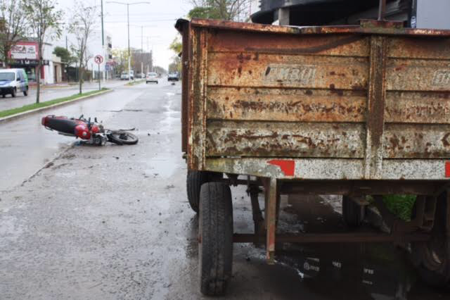 Result herido al chocar un acoplado estacionado sobre Guerrero