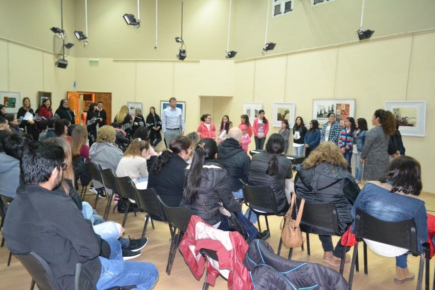 Presentacin del Coro Municipal de nios y adultos a sala llena
