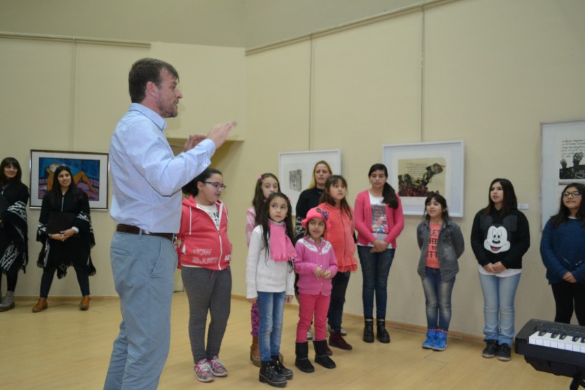 Presentacin del Coro Municipal de nios y adultos a sala llena