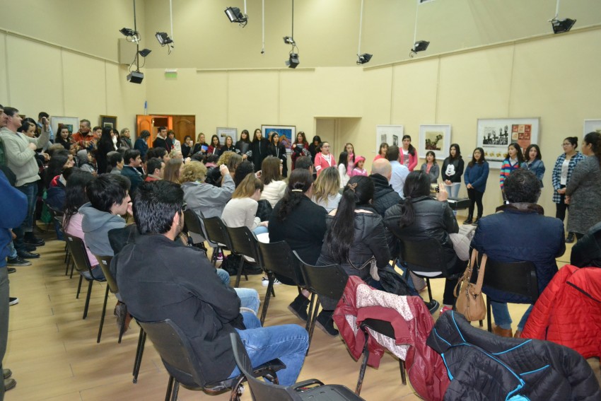 Presentacin del Coro Municipal de nios y adultos a sala llena