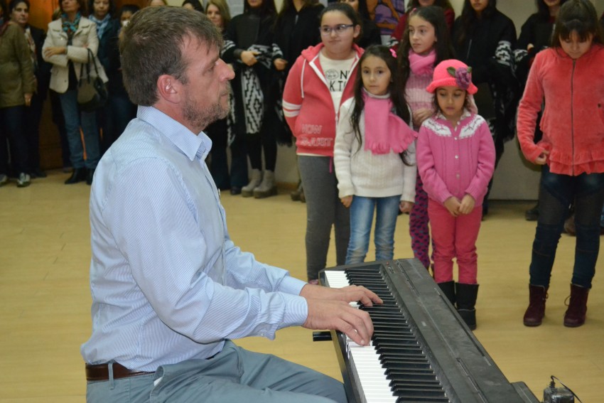 Presentacin del Coro Municipal de nios y adultos a sala llena