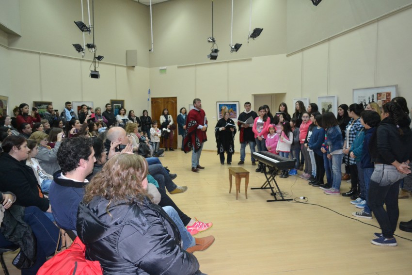 Presentacin del Coro Municipal de nios y adultos a sala llena