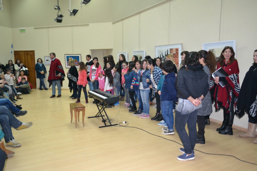 Presentacin del Coro Municipal de nios y adultos a sala llena
