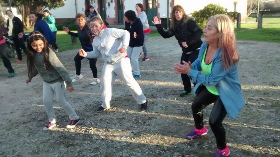 Exitosas clases de zumba en la Feria de la Estacin