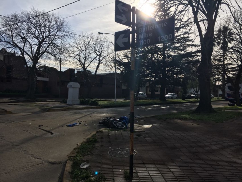 Choque entre un colectivo y una moto deja una persona herida