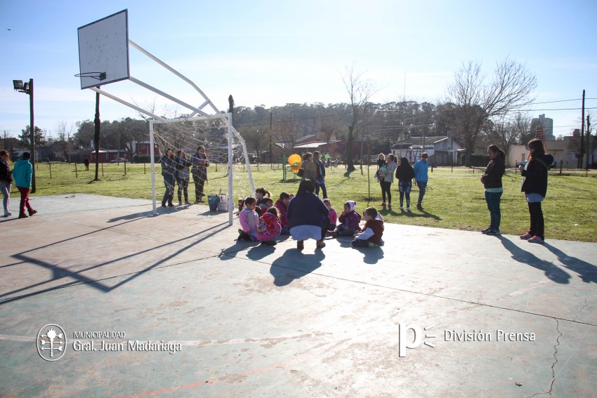 Alumnos, docentes y padres del Jardn 904 del forestaron la plaza del 