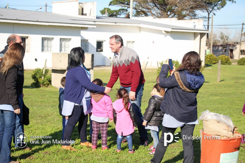 Alumnos, docentes y padres del Jardn 904 del forestaron la plaza del 