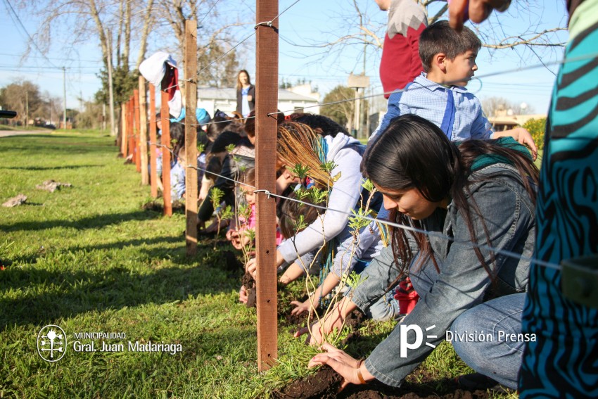 Alumnos, docentes y padres del Jardn 904 del forestaron la plaza del 