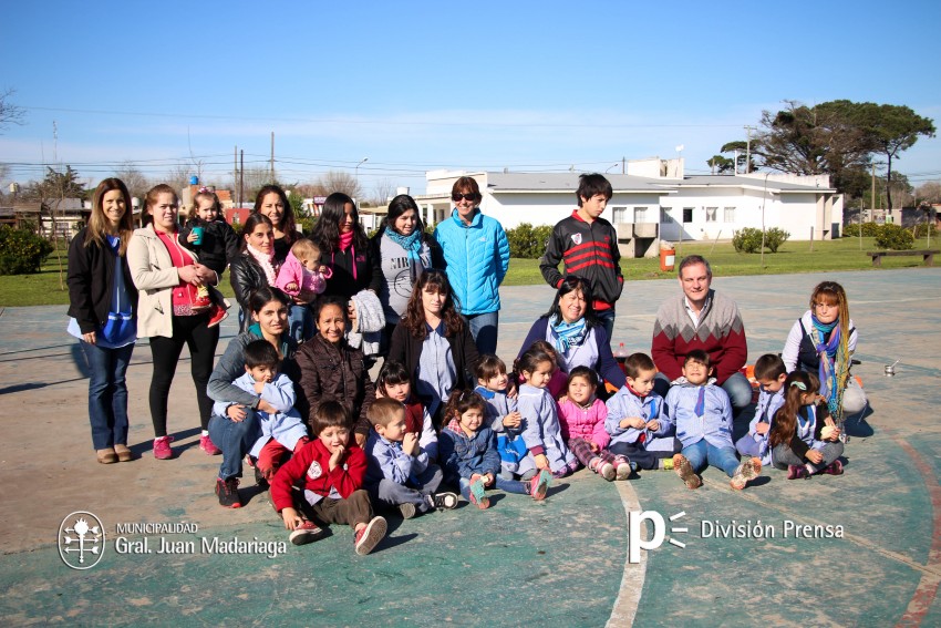 Alumnos, docentes y padres del Jardn 904 del forestaron la plaza del 