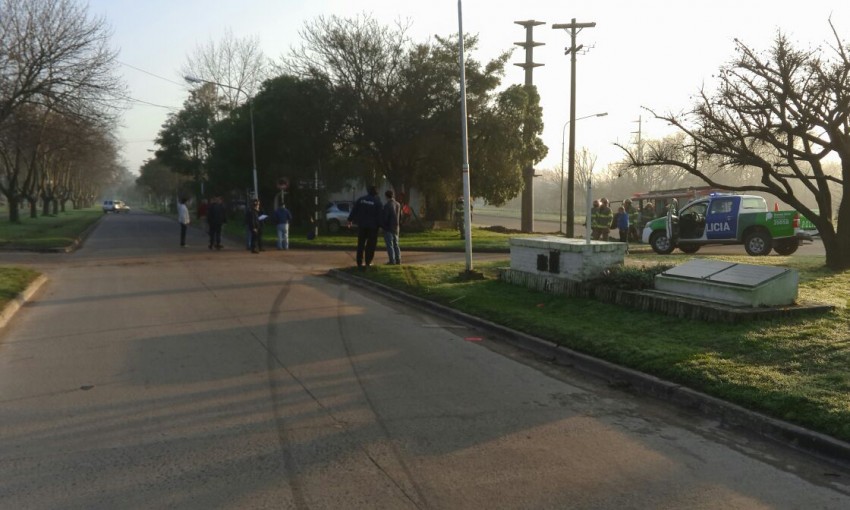 Auto pierde el control e impacta contra un rbol