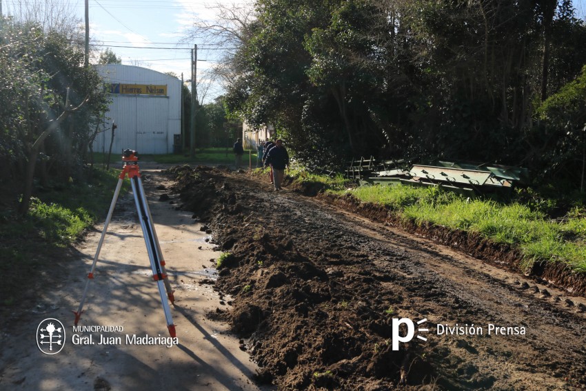 Inició la obra del cordón cuneta en calle Córdoba