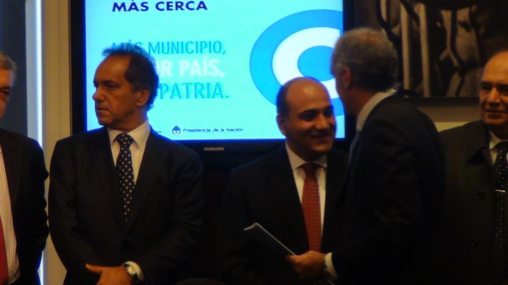 Popovich firm convenios por ms de 2 millones de pesos