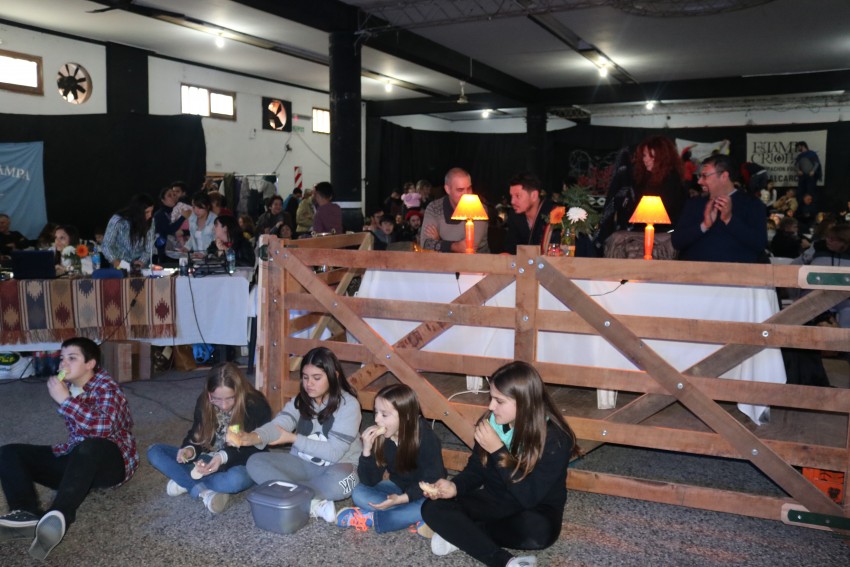 Ms de 10 localidades participan del Encuentro Provincial de Danzas Fo