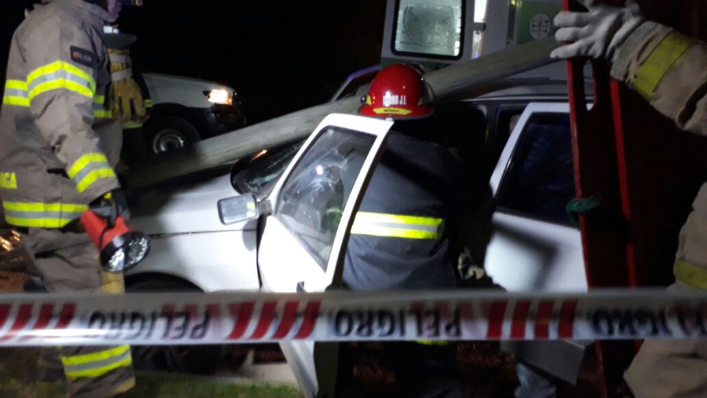 Pierde el control del rodado, choca postes de luz y resulta herido