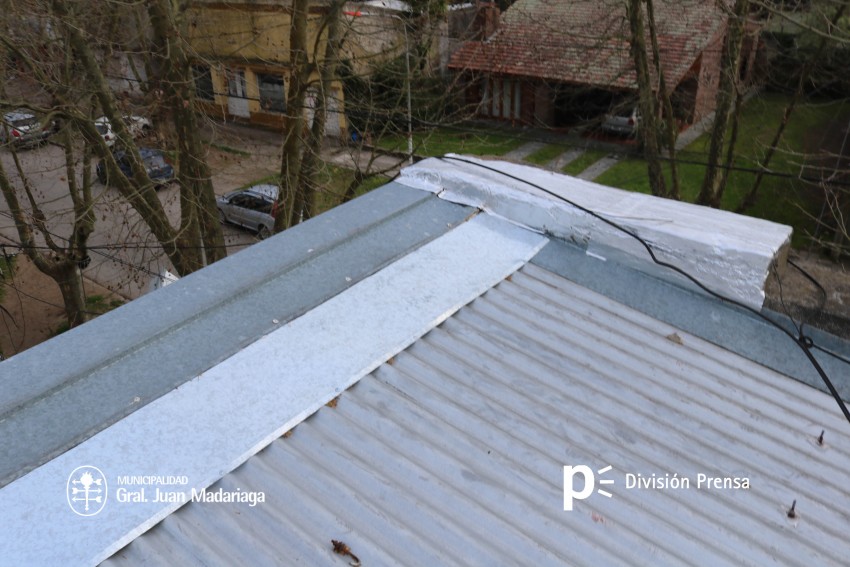 Realizaron reparaciones en el techo de la Casa de la Cultura