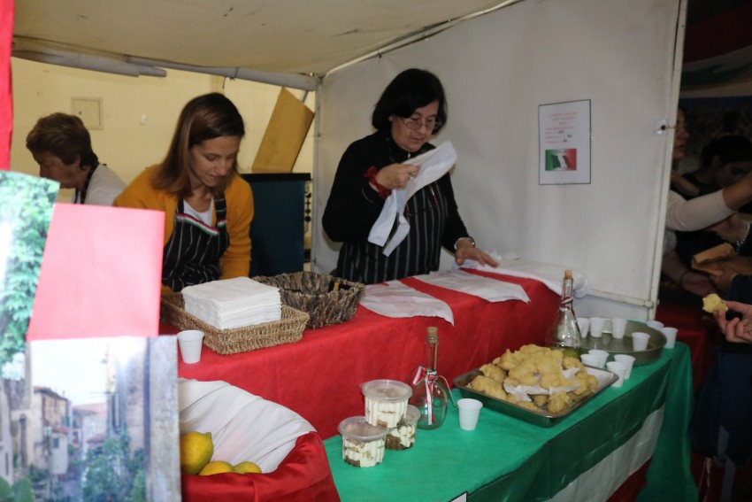 Las colectividades concretaron la venta de sus comidas tpicas