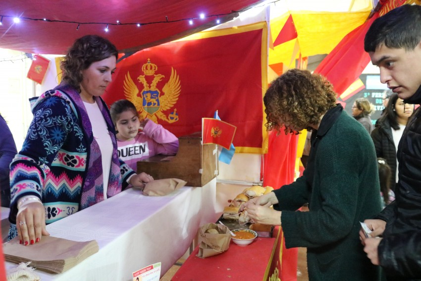 Las colectividades concretaron la venta de sus comidas tpicas