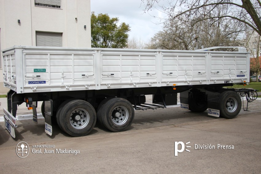 El municipio adquirió un acoplado de tres ejes y vuelco bilateral
