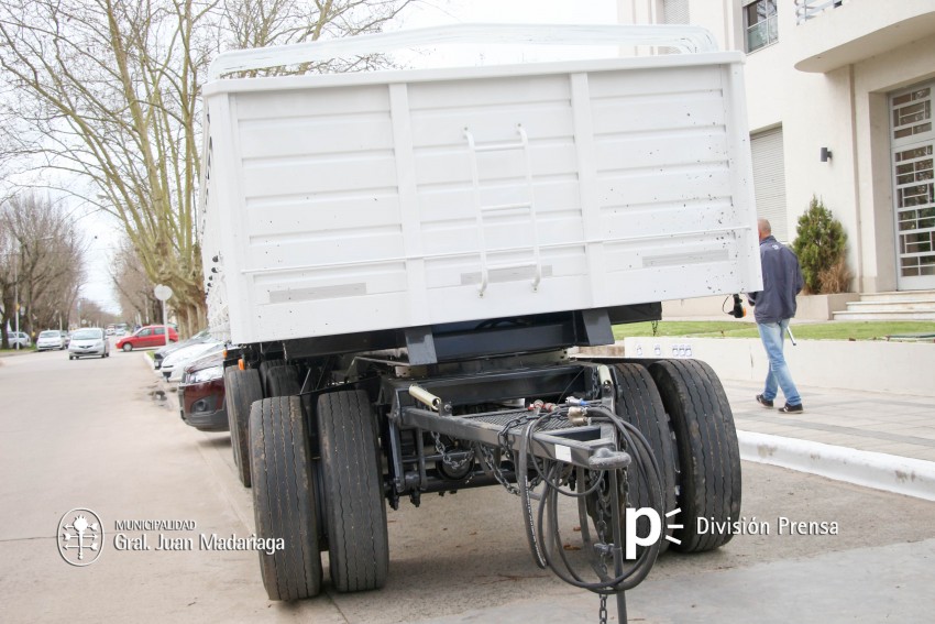 El municipio adquirió un acoplado de tres ejes y vuelco bilateral