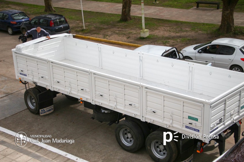 El municipio adquirió un acoplado de tres ejes y vuelco bilateral