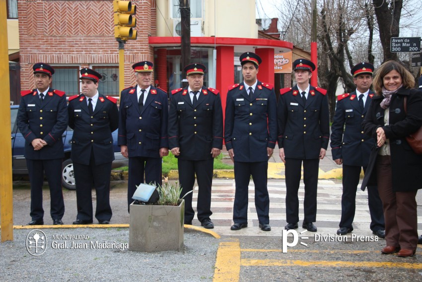 Autoridades colocaron una palma floral en el monumento a Sarmiento