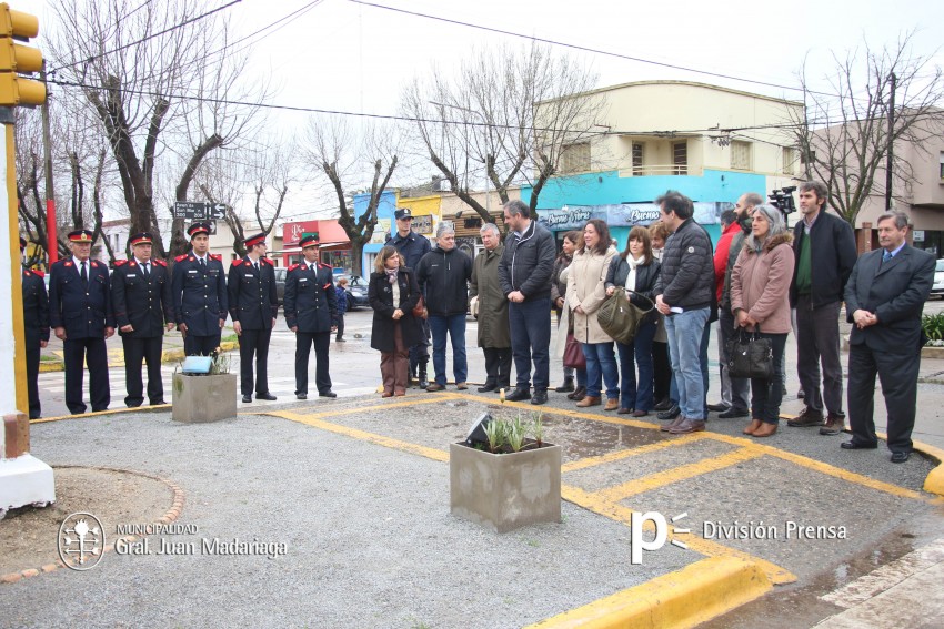 Autoridades colocaron una palma floral en el monumento a Sarmiento