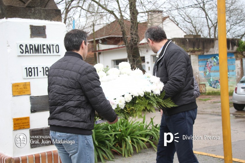 Autoridades colocaron una palma floral en el monumento a Sarmiento