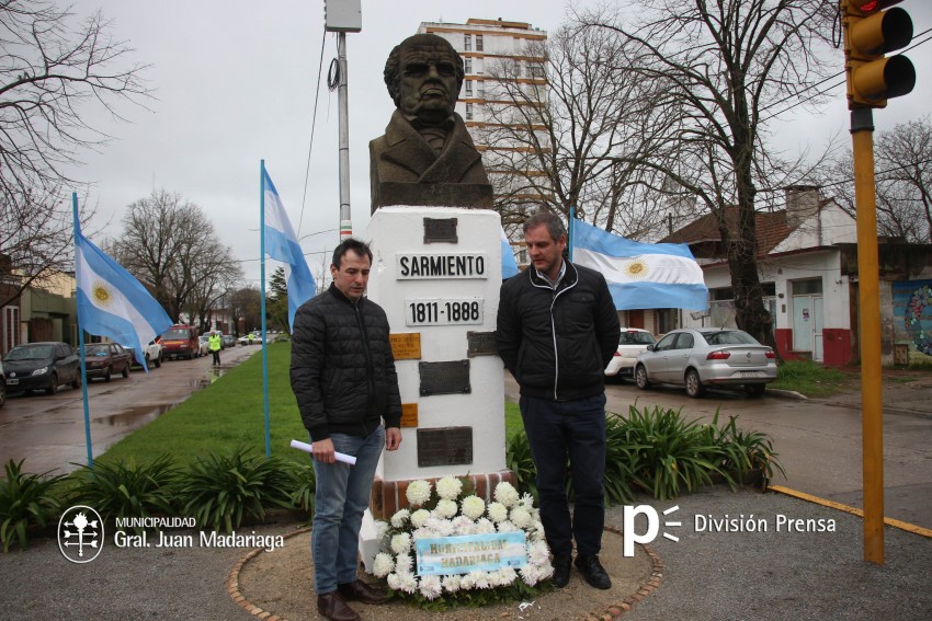 Autoridades colocaron una palma floral en el monumento a Sarmiento