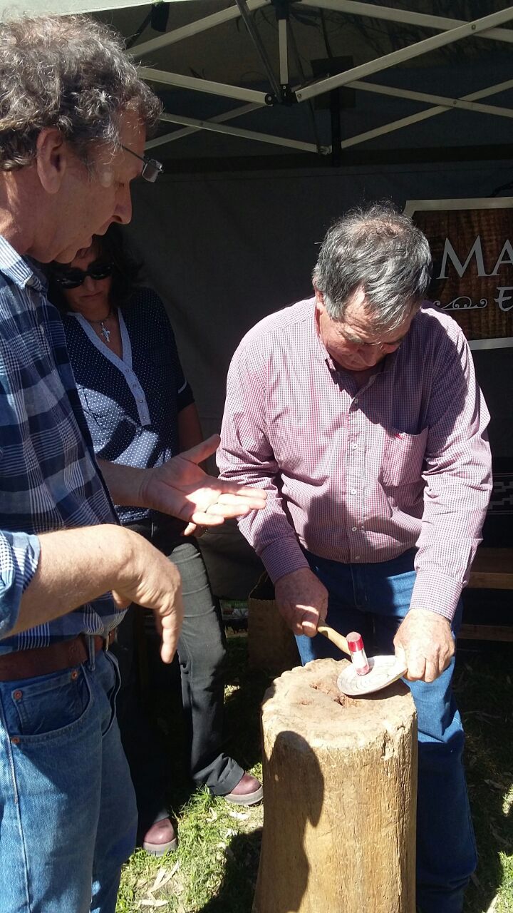 El pblico participa del armado del mate por los 110 aos de Madariaga