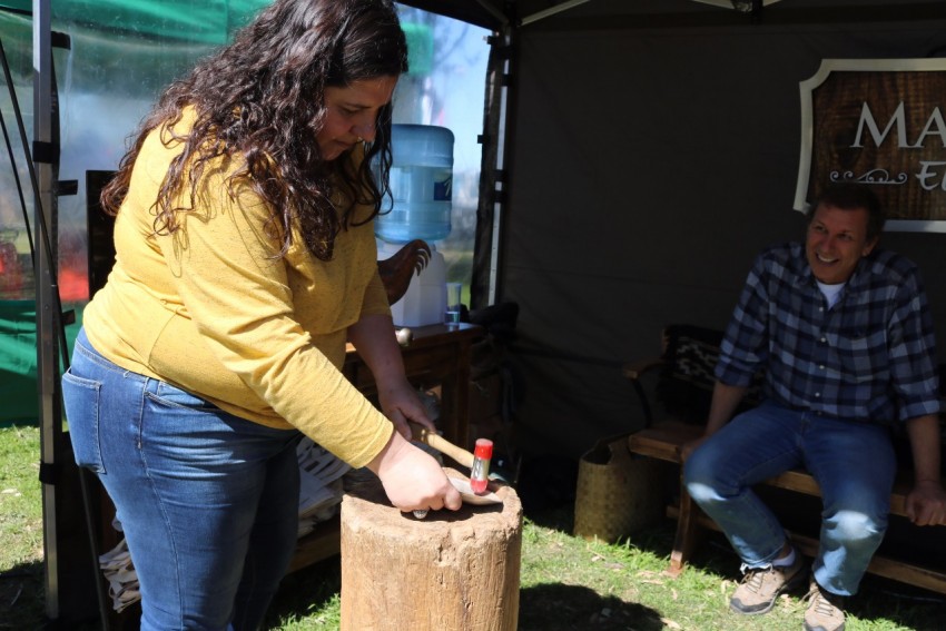 El pblico participa del armado del mate por los 110 aos de Madariaga