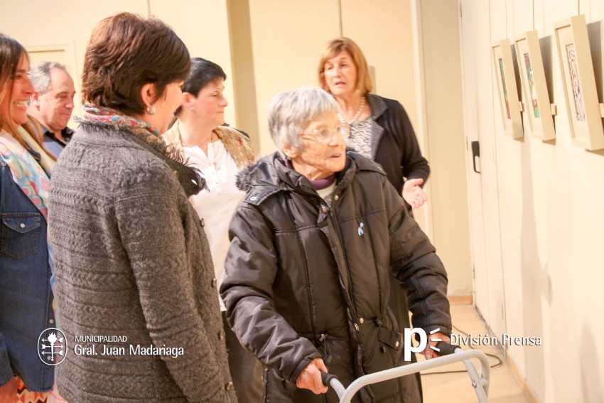 Se inaugur la muestra de arte de las abuelas del hogar 
