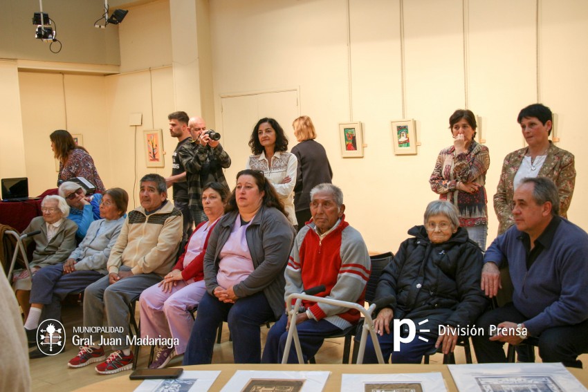 Se inaugur la muestra de arte de las abuelas del hogar 