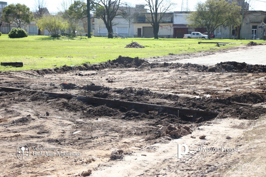 Adoquinarn el paso de Dr. Carlos Madariaga entre Rivadavia y Alem