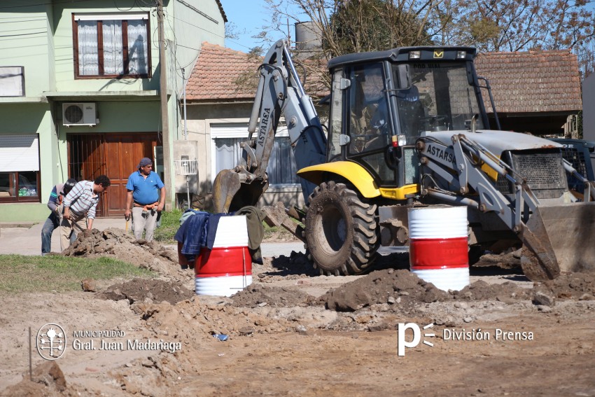 Adoquinarn el paso de Dr. Carlos Madariaga entre Rivadavia y Alem