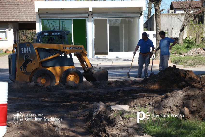 Adoquinarn el paso de Dr. Carlos Madariaga entre Rivadavia y Alem