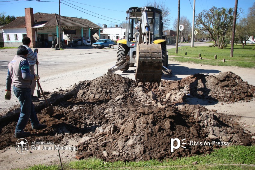 Adoquinarn el paso de Dr. Carlos Madariaga entre Rivadavia y Alem