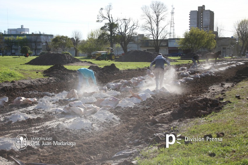 Realizan la limpieza de tubos para facilitar el drenaje en el barrio B