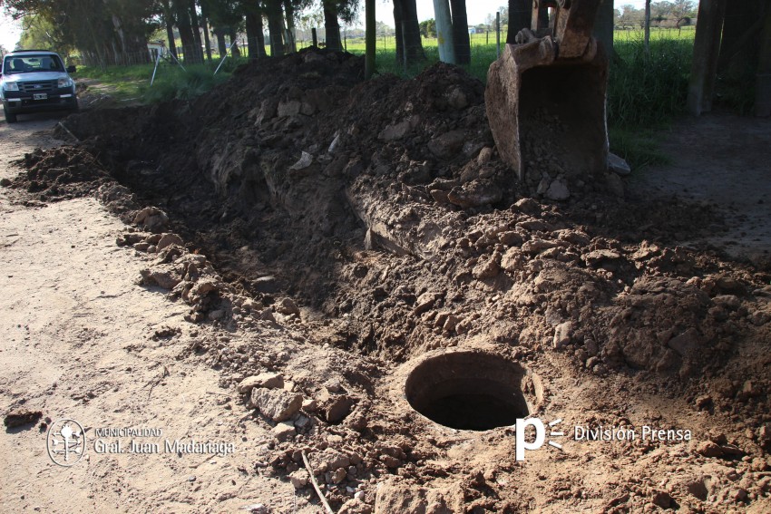 Realizan la limpieza de tubos para facilitar el drenaje en el barrio B