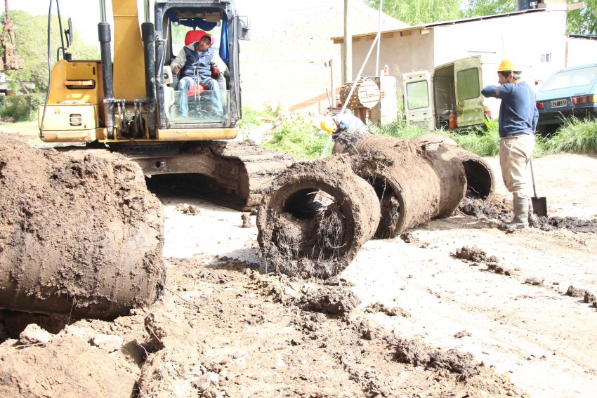 Contina la obra de calle Colombia para mejorar el escurrimiento del a