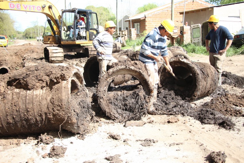 Contina la obra de calle Colombia para mejorar el escurrimiento del a