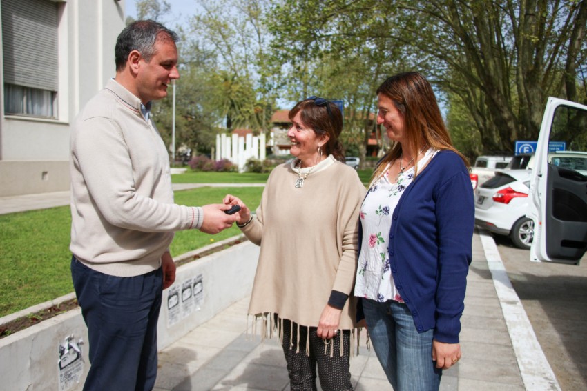El intendente hizo entrega de un mini-bus a la Secretara de Cultura, 