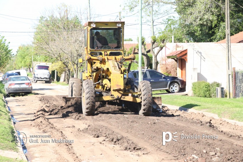 Maquinarias municipales trabajan en distintos barrios para mejorar el