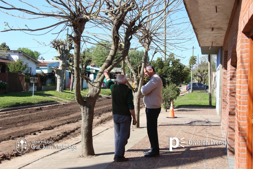 Maquinarias municipales trabajan en distintos barrios para mejorar el