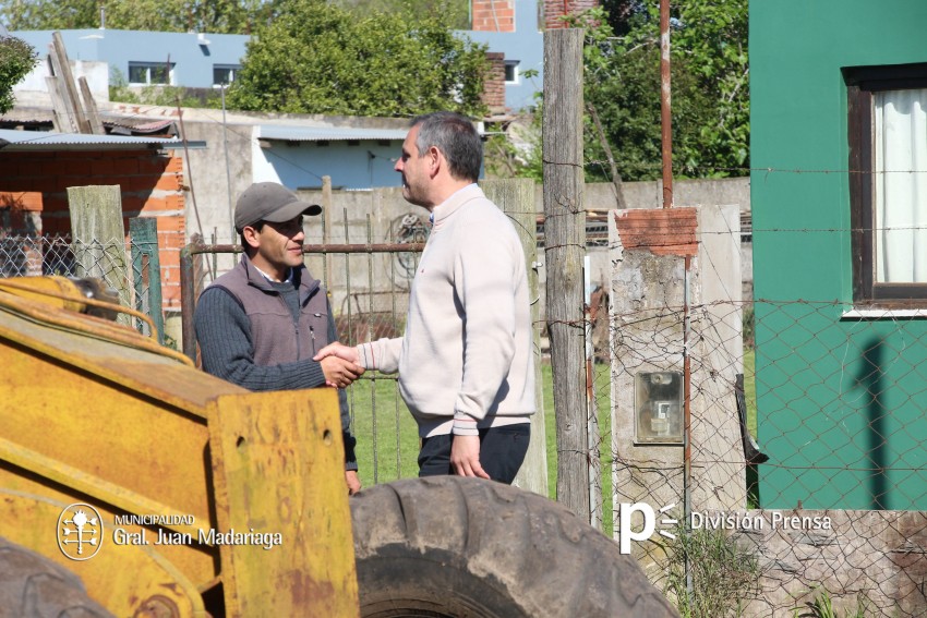 Maquinarias municipales trabajan en distintos barrios para mejorar el 