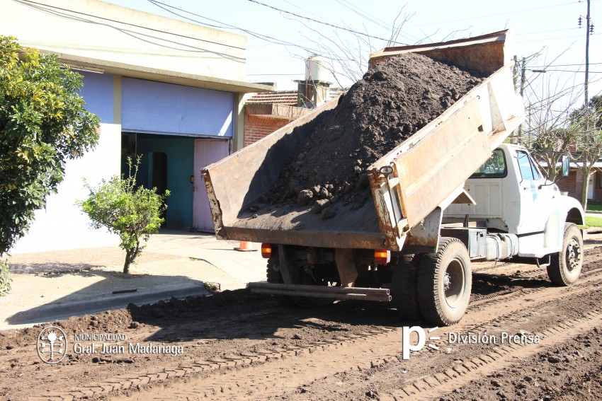 Maquinarias municipales trabajan en distintos barrios para mejorar el