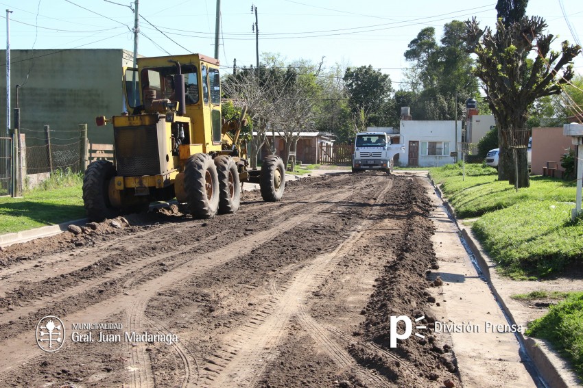 Maquinarias municipales trabajan en distintos barrios para mejorar el