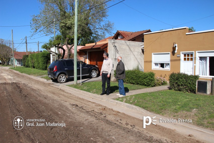 Maquinarias municipales trabajan en distintos barrios para mejorar el