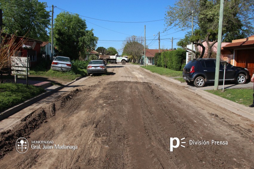Maquinarias municipales trabajan en distintos barrios para mejorar el