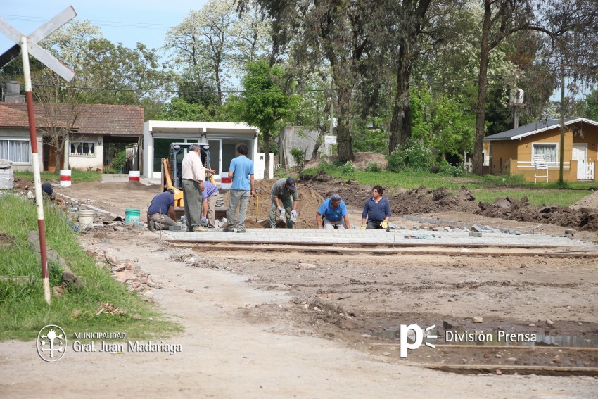 Inici la colocacin de adoquines en el paso de Alem a Rivadavia por C