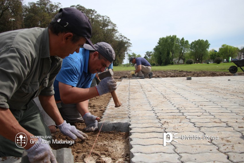Inici la colocacin de adoquines en el paso de Alem a Rivadavia por C